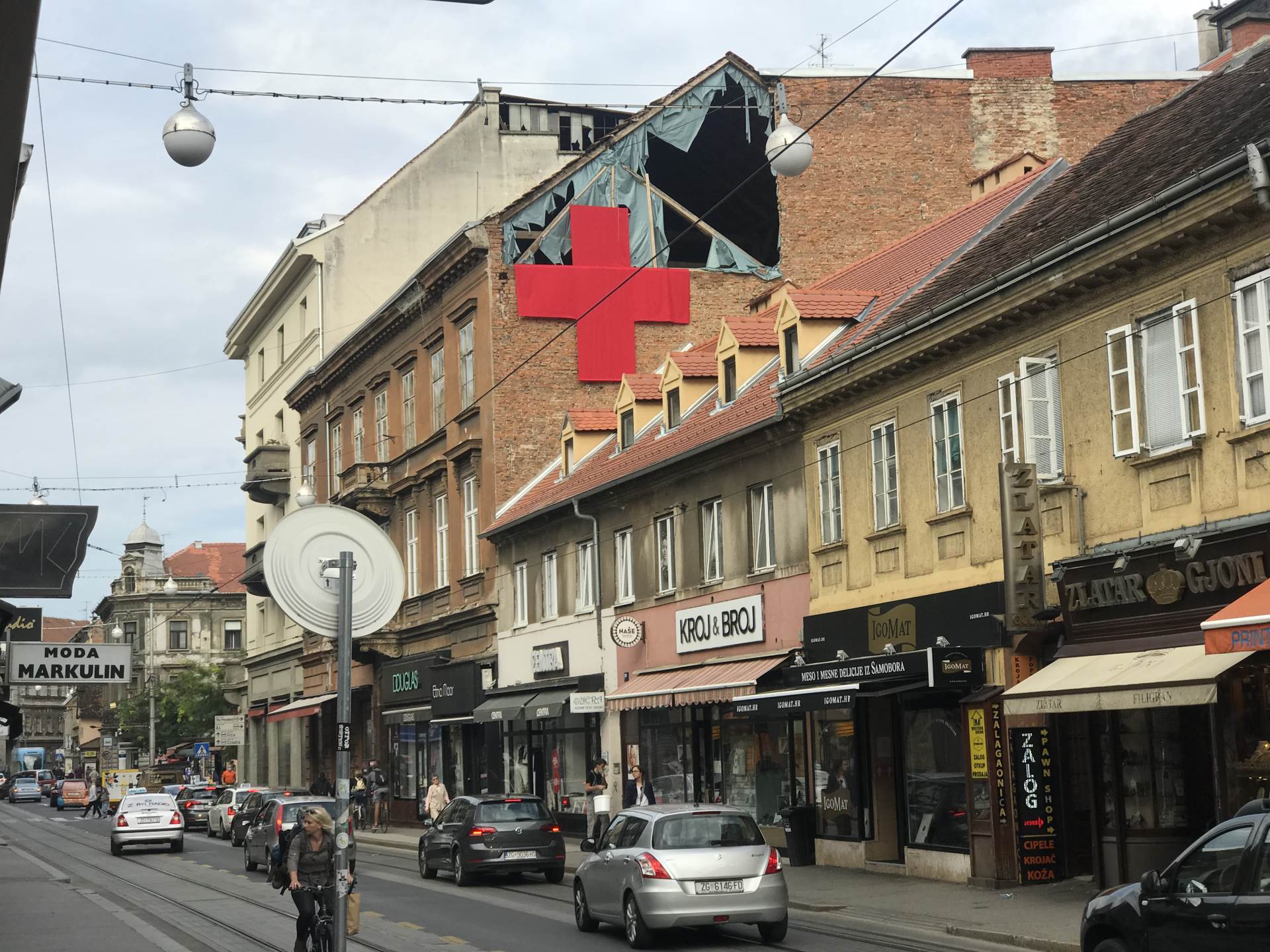 Projekt Ilica: Q'Art 'Postavljanje crvenih križeva na Ilici'