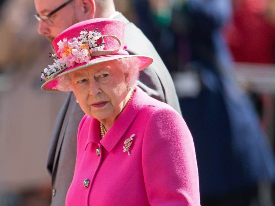 Kraljica Elizabeta teško će oprostiti Carole Middleton natpise na kolačima