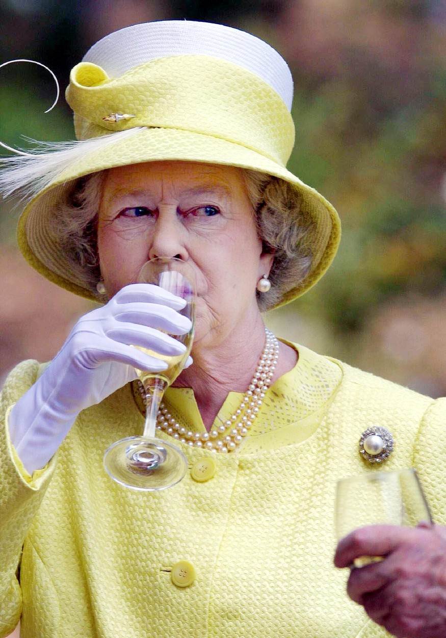 Kraljica Elizabeta voli piti alkohol