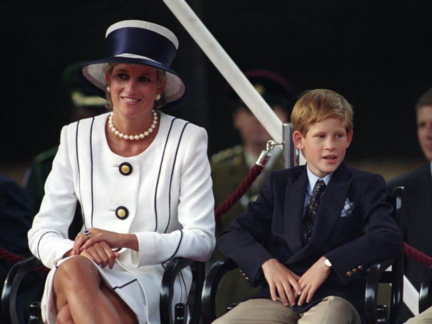 Princ Harry tvrdi da nije dao Williamu zaručnički prsten princeze Diane nakon njezine smrti