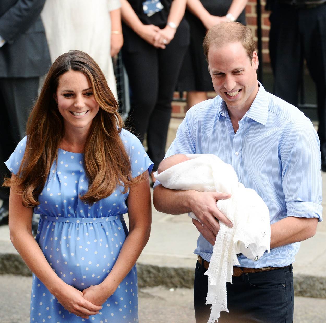 Princ George prvi put je predstavljen javnosti ispred bolnice St. Mary