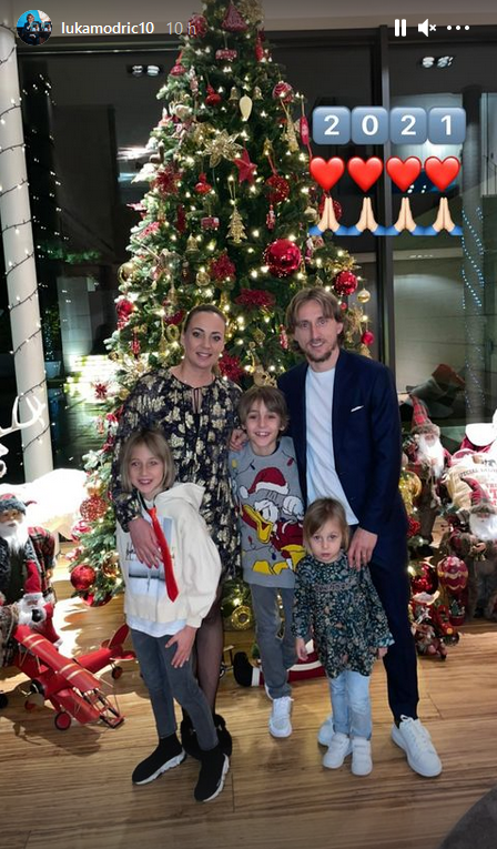 Luka Modrić sa suprugom Vanjom i mališanima uputio novogodišnju čestitku