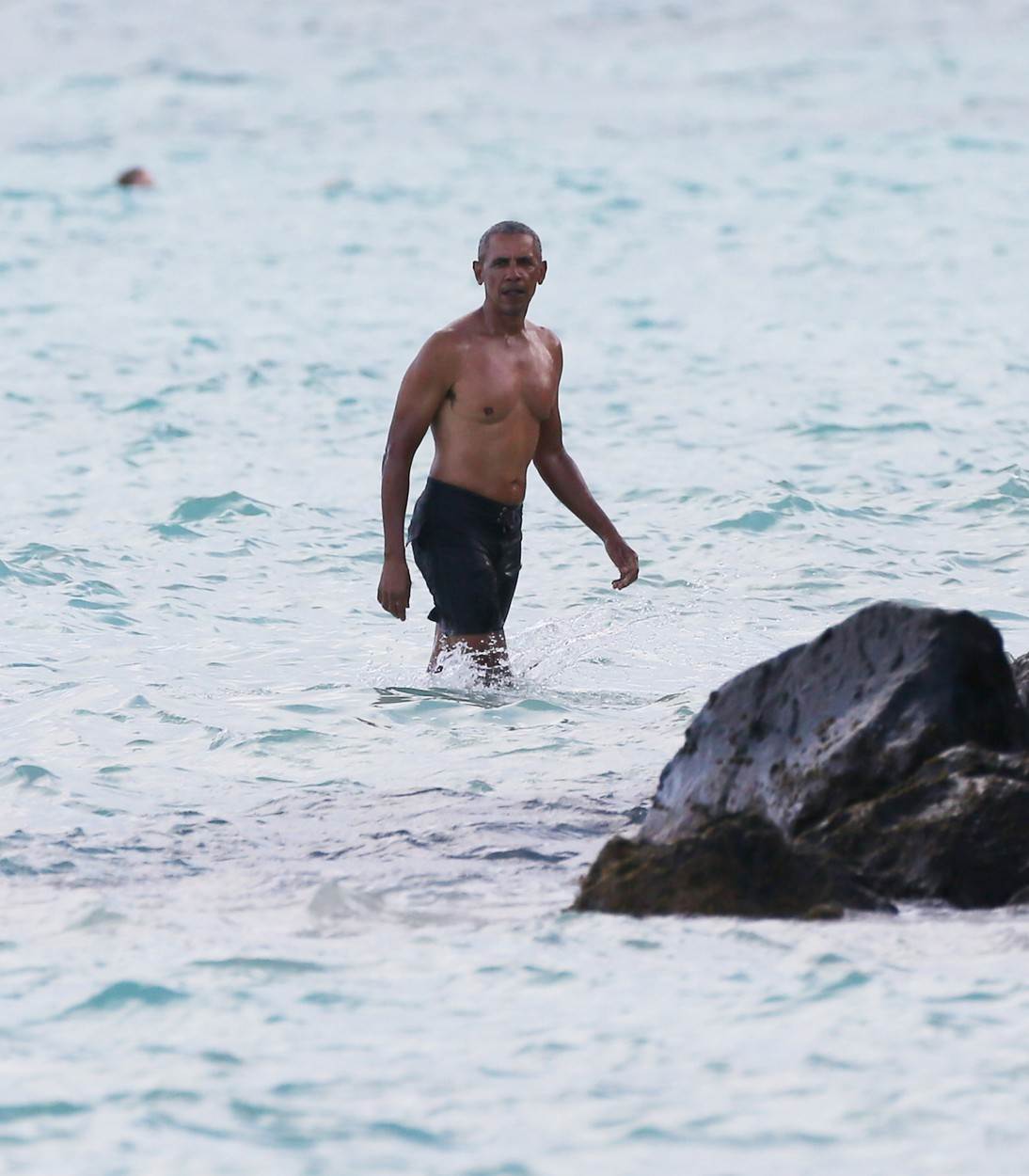 KAKAV TORZO! Barack Obama (59) posramio bi i mlađe fit figurom