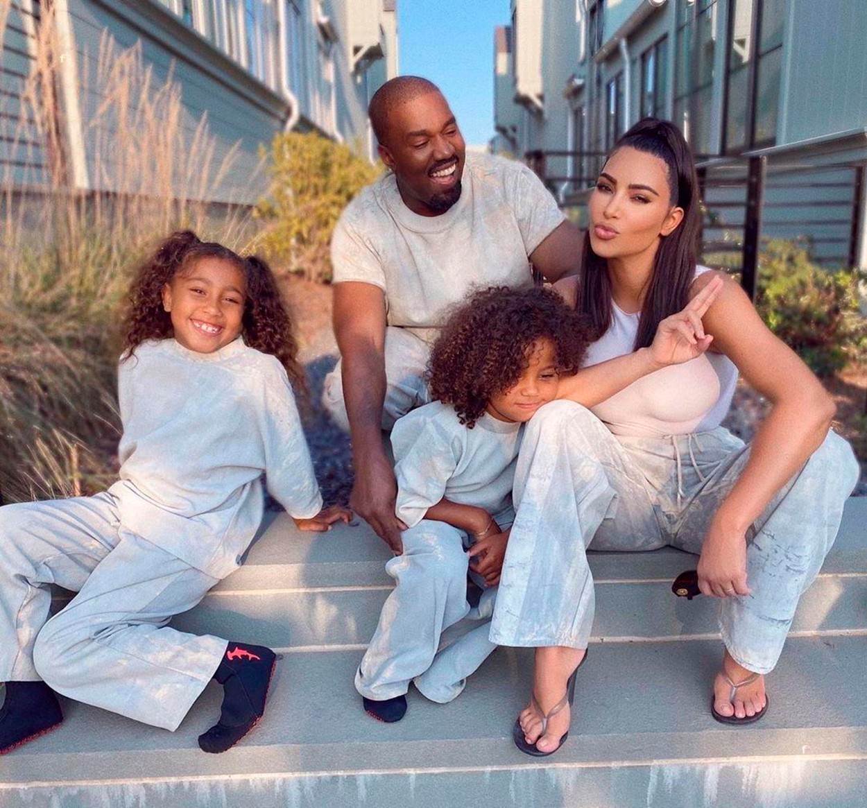 Kim Kardashian West, Ye West s djecom poziraju na fotografiji