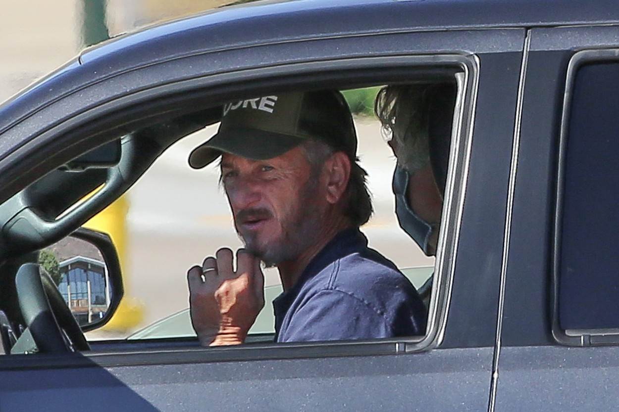 Na filmu zvijezda, na ulici čovjek: I Sean Penn čeka u redu kad mora