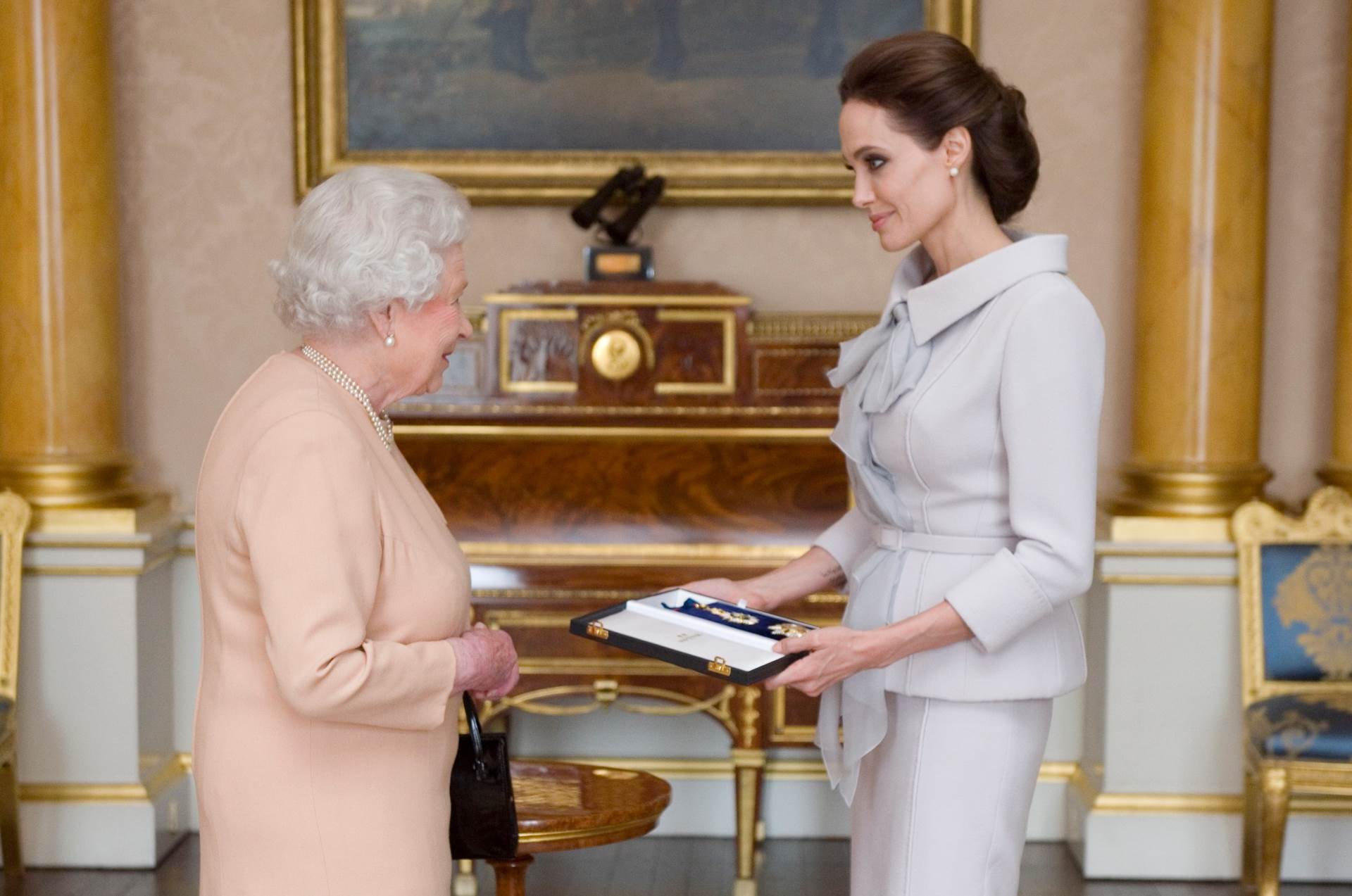 Meghan puca od bijesa! Kraljica pozvala Angelinu Jolie na čaj