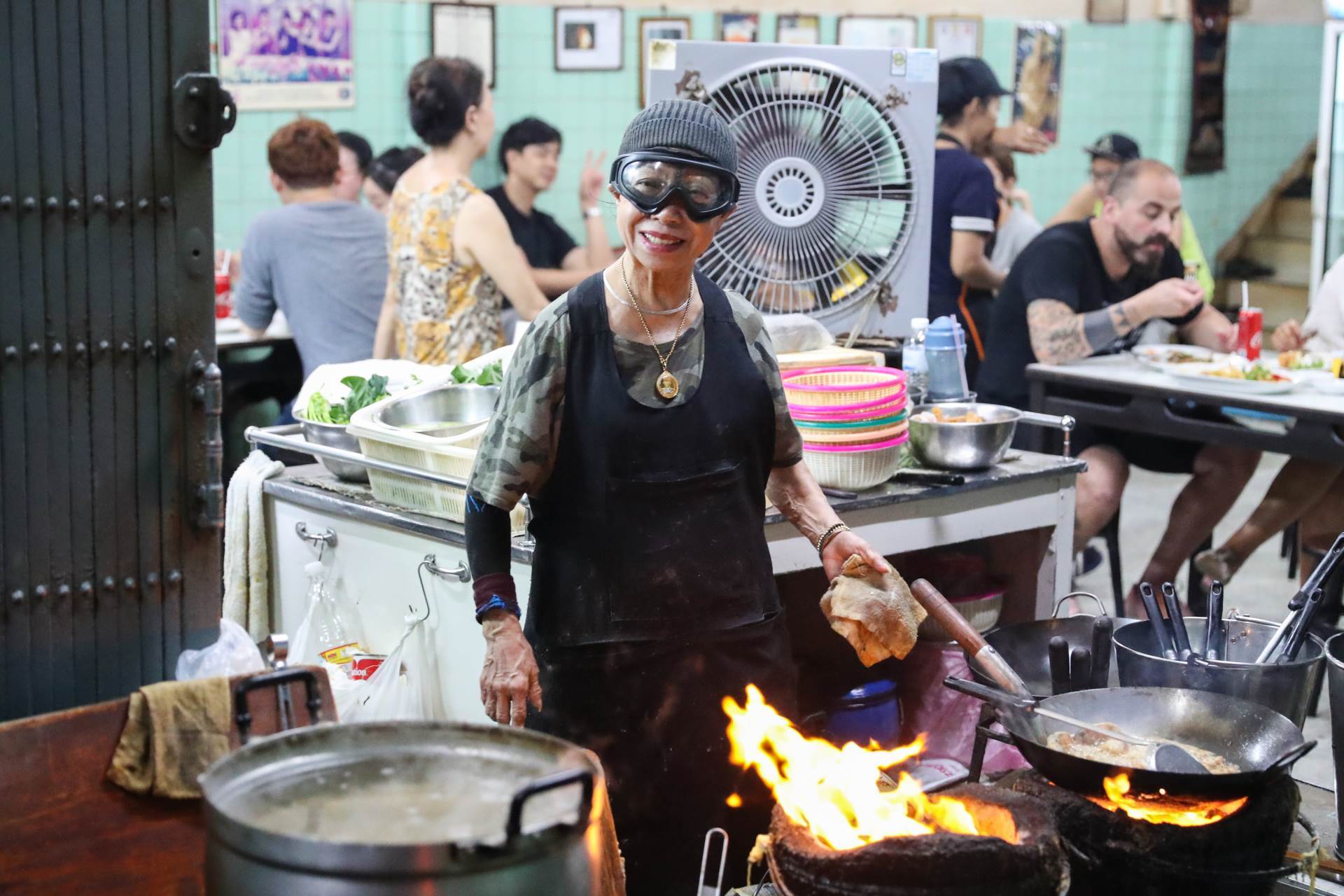 I više nego zaslužena nagrada je u rukama ikone street fooda Jay Fai
