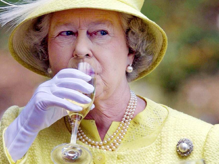 Kraljica Elizabeta svoju kožu održava hidratiziranom i unošenjem puno tekućine