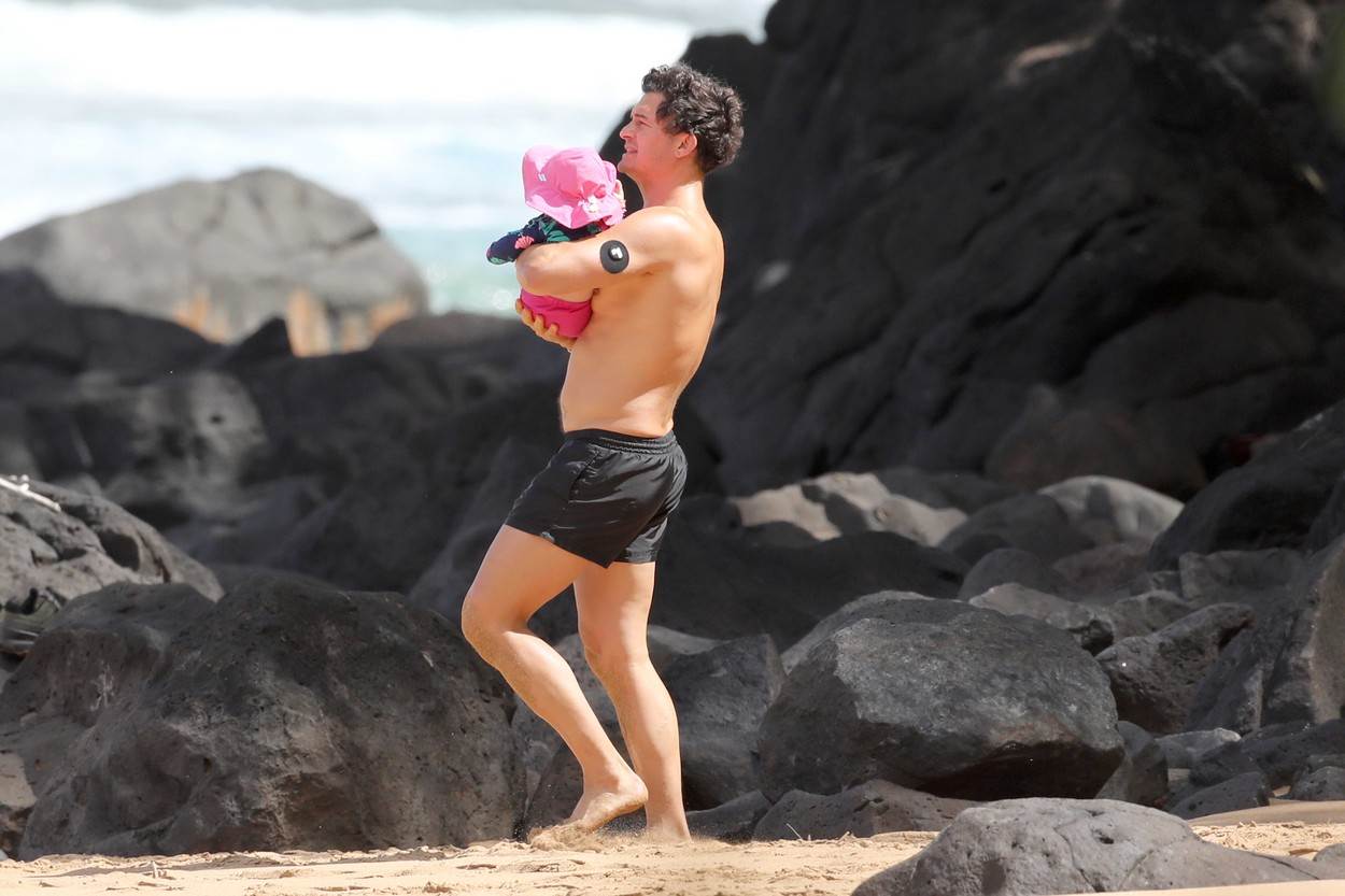 UHVAĆENI NA HAVAJIMA Katy i Orlando s mezimicom uživaju na plaži