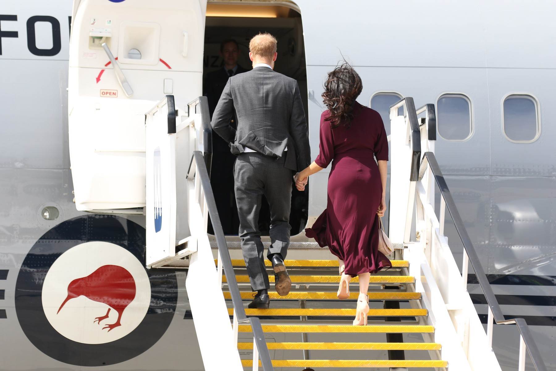 Supružnici se ukrcavaju u zrakoplov i kreću za Novi Zeland