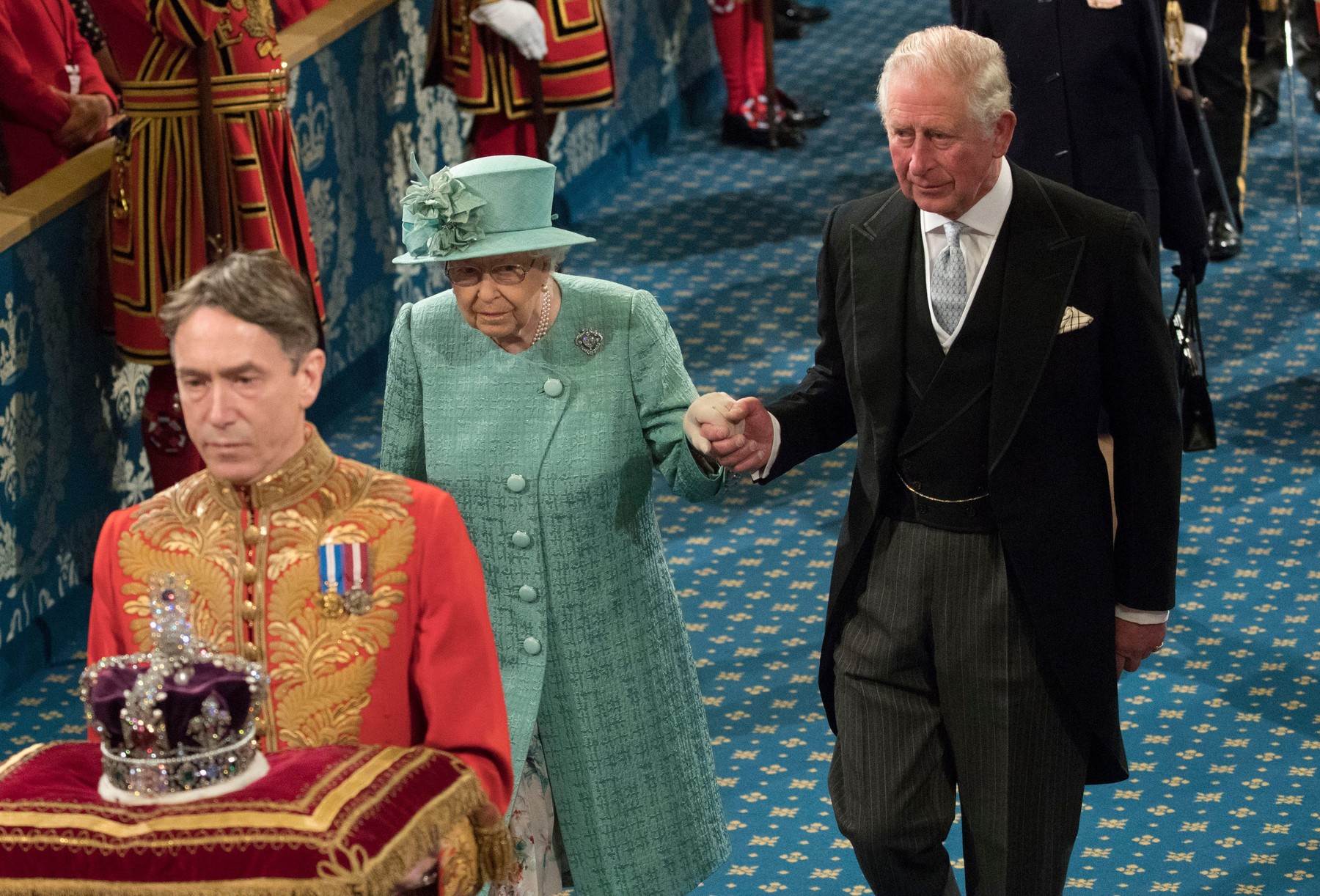 UPALILO SE CRVENO SVJETLO Kraljica ne želi Charlesa kao svog nasljednika?