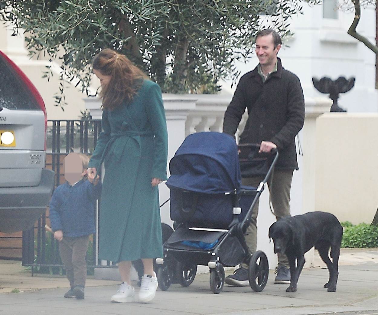 UMORNA, ALI SRETNA Pippa Middleton uhvaćena s obitelji u šetnji