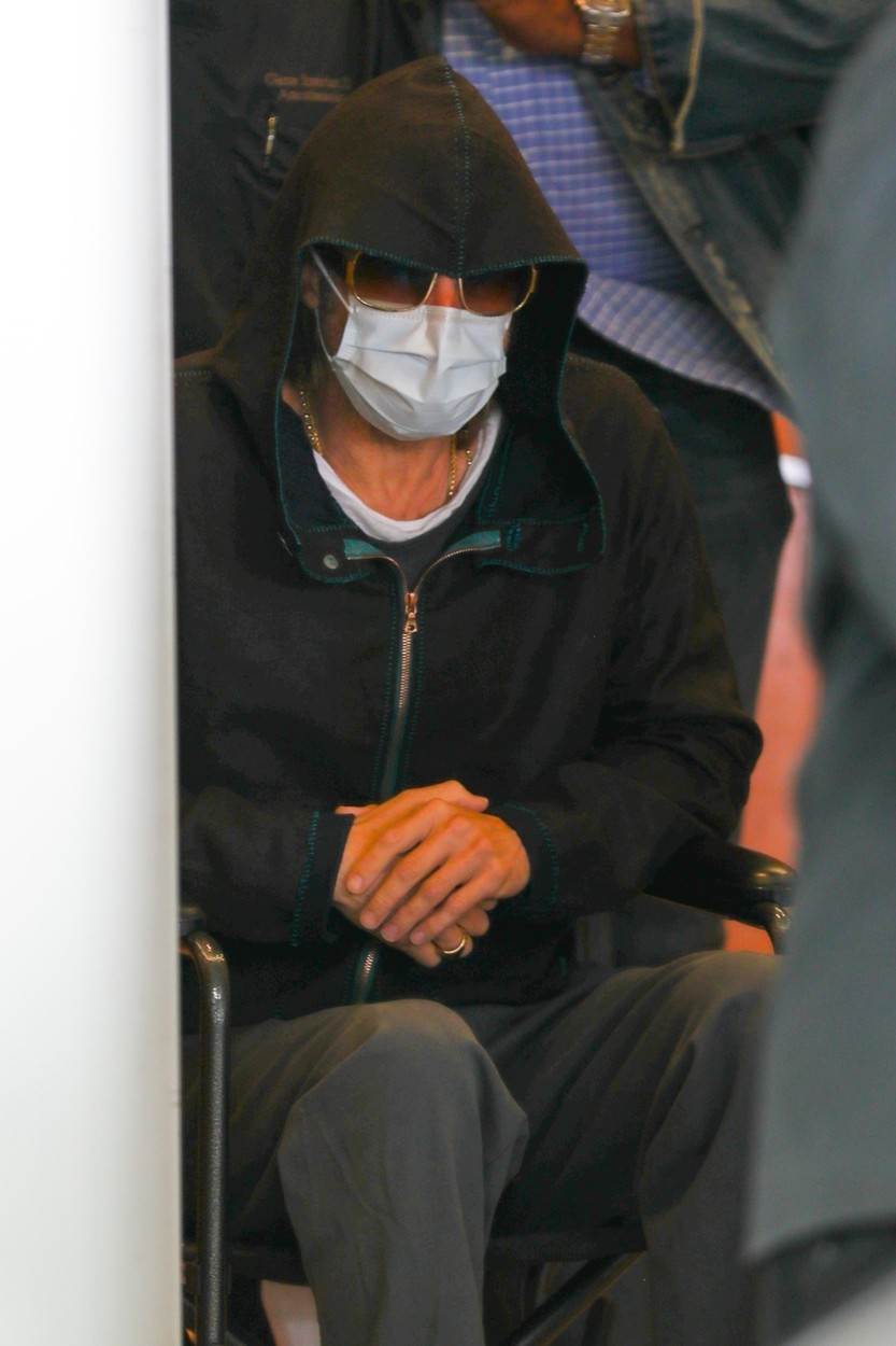 FANOVI ZABRINUTI Brad Pitt u invalidskim kolicima napustio bolnicu