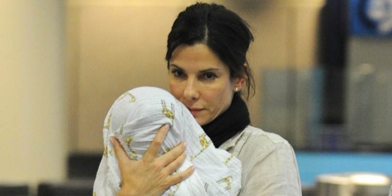 Sandra Bullock nosi sina u naručju