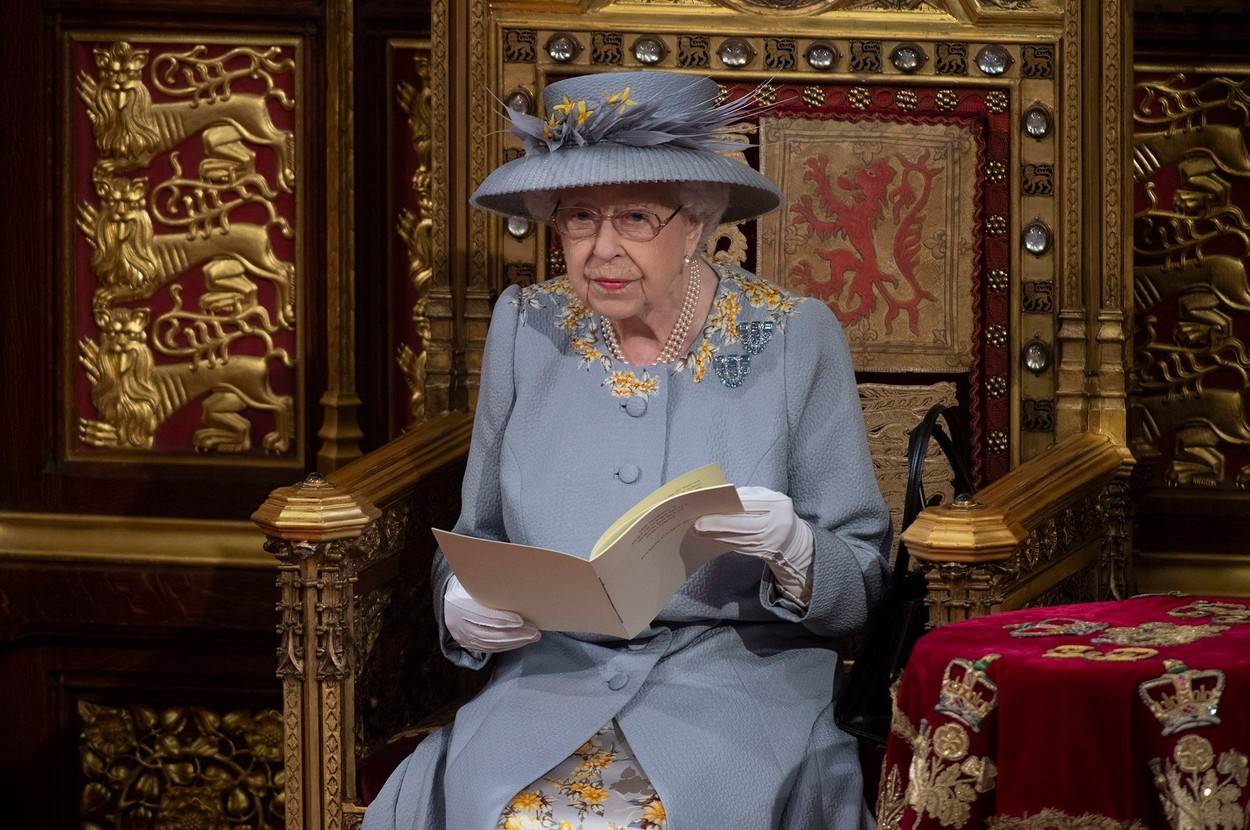 TUŽAN PRIZOR Kraljica prvi put sjedi sama