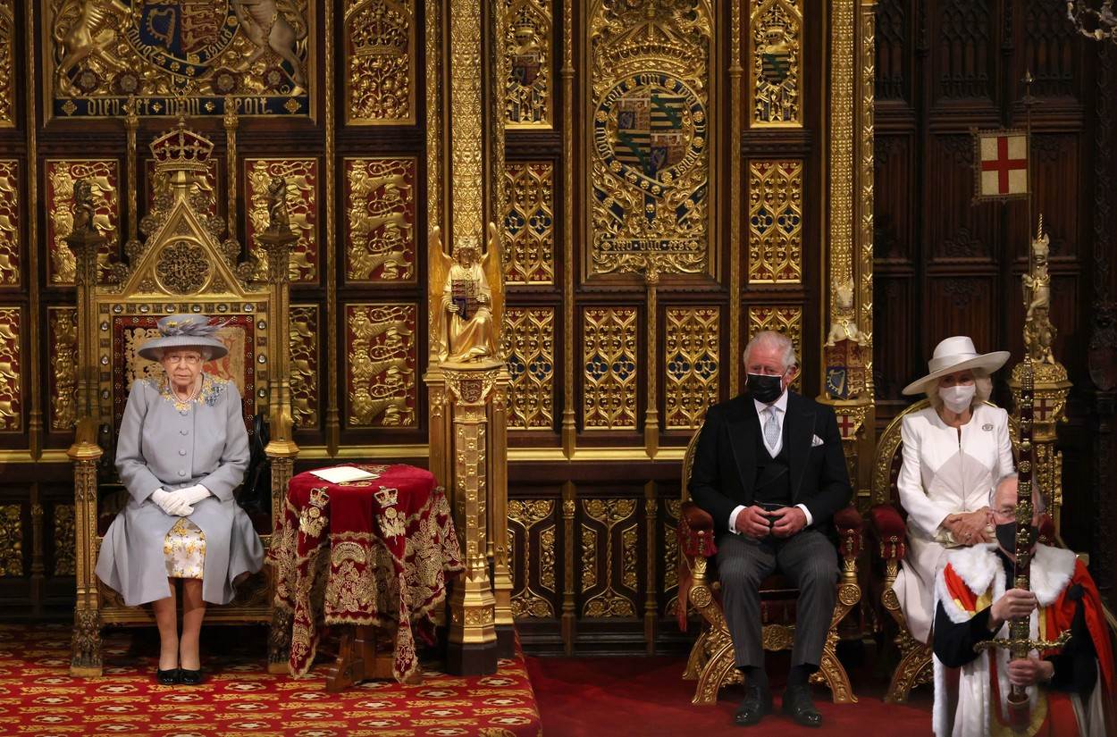 TUŽAN PRIZOR Kraljica prvi put sjedi sama