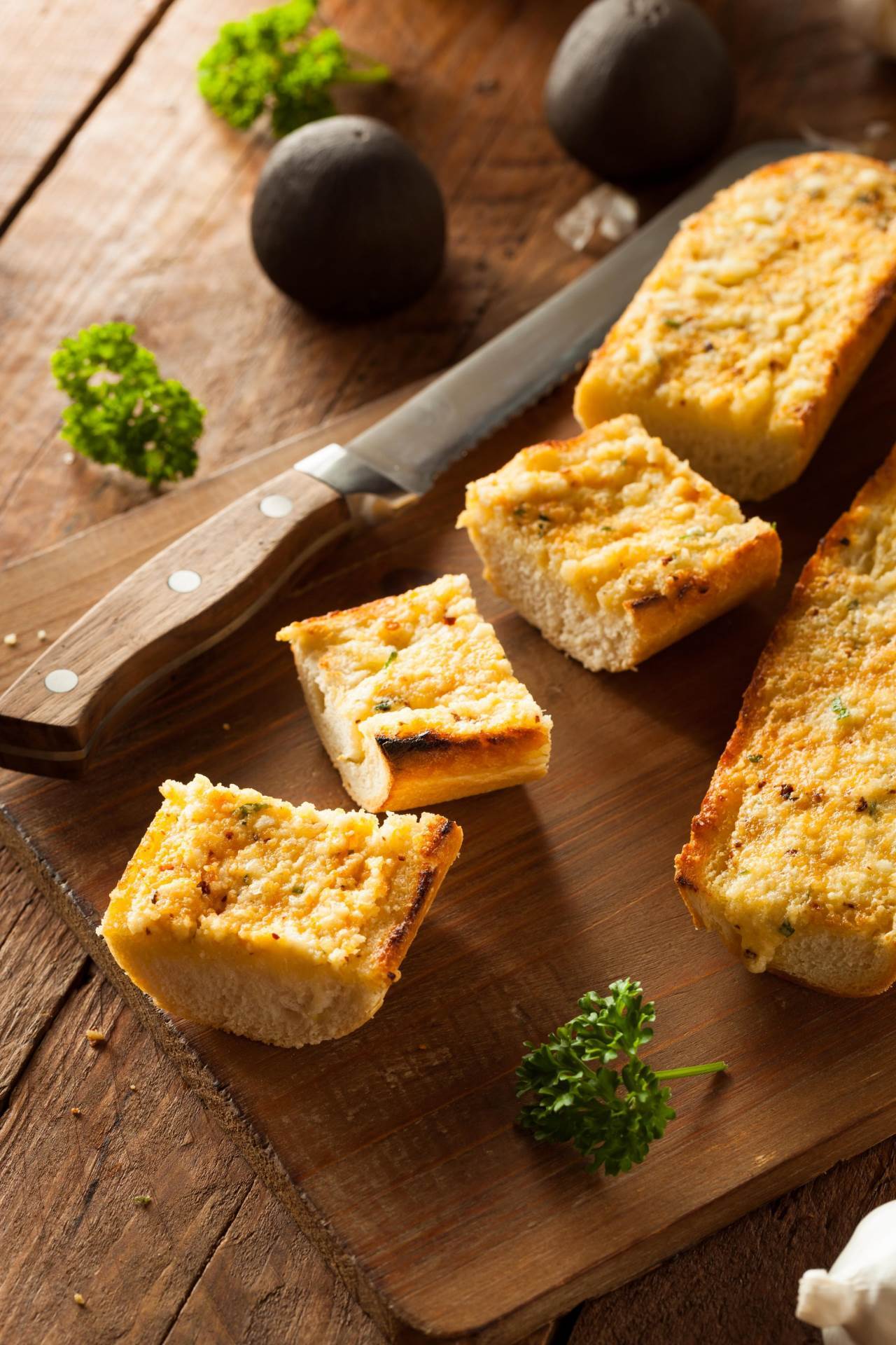 Pripremite cheesy garlic bread