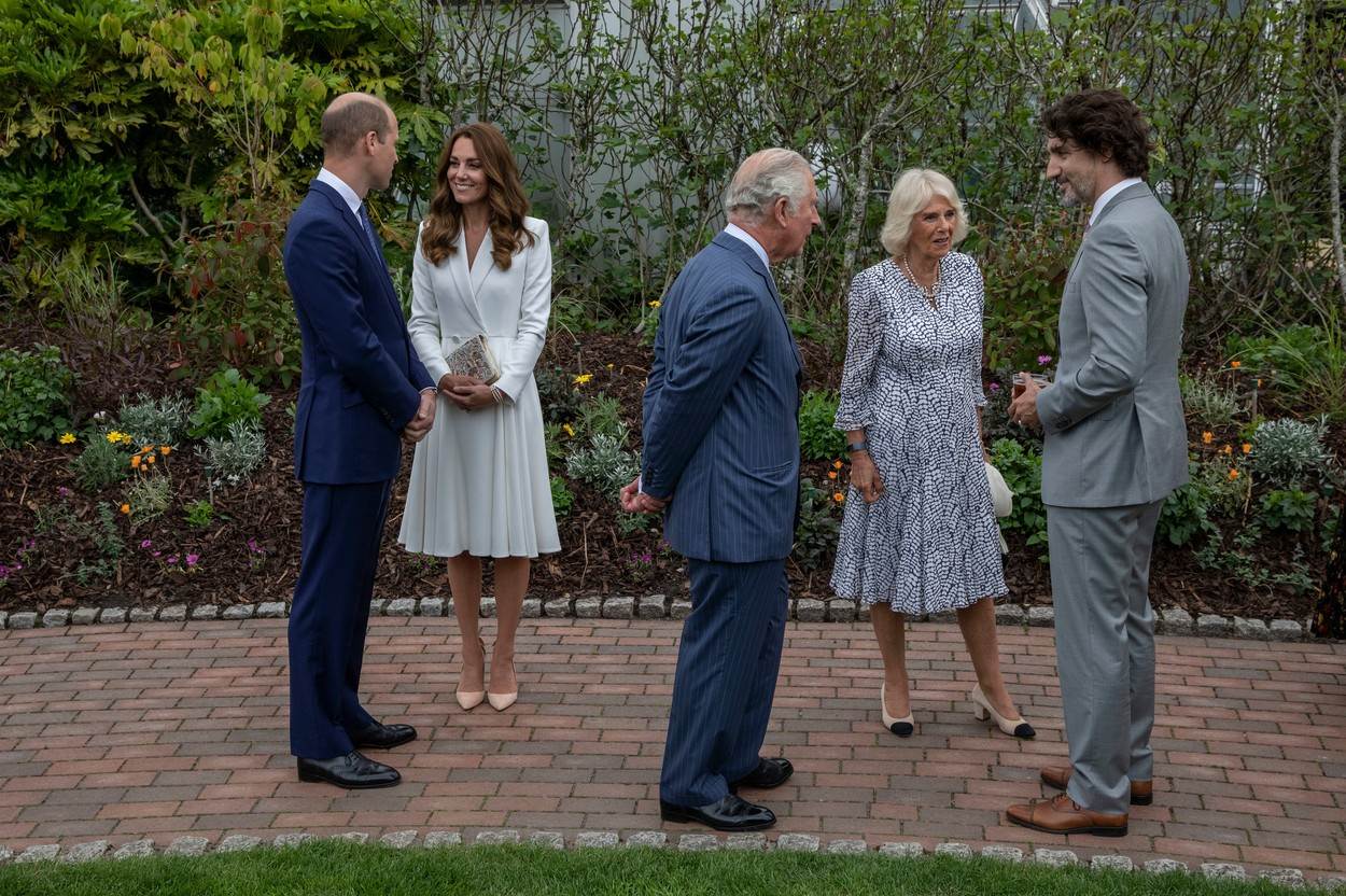 KRŠENJE PROTOKOLA Kate Middleton u javnosti Charlesa oslovila s 'Djede'