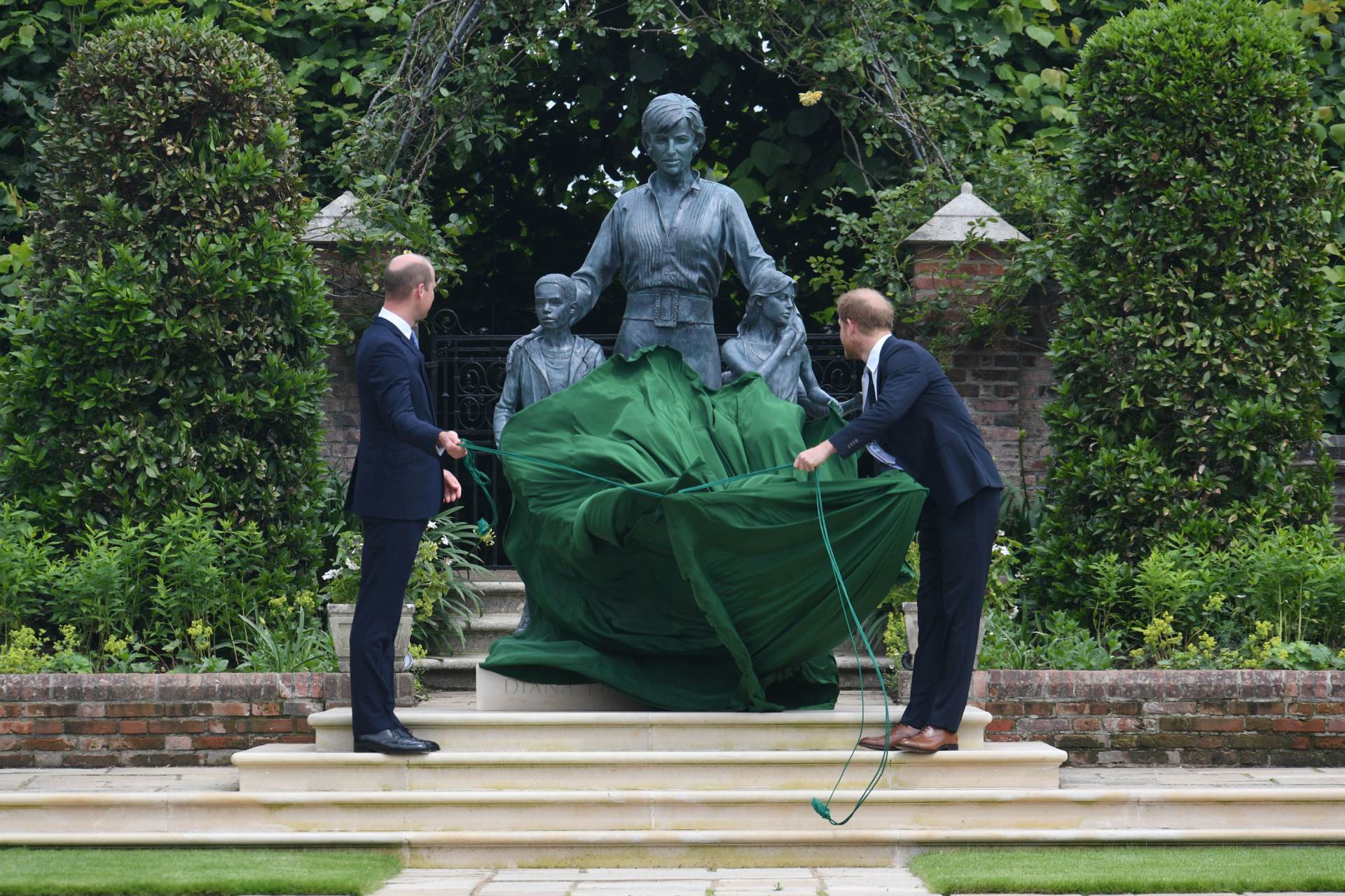 UJEDINJENA BRAĆA William i Harry otkrili kip princeze Diane