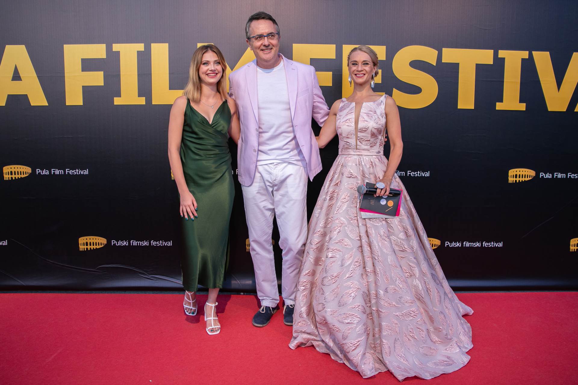 Mia Negovetić, Tarik Filipović i Jelena Vitasović koja je bila voditeljica Festivala i koja je zablistala u haljini s potpisom domaćeg dizajnerskog brenda TARA Fashion
