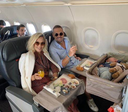 Maja objavila fotografiju iz zrakoplova, pažnju ukrao nepoznati muškarac