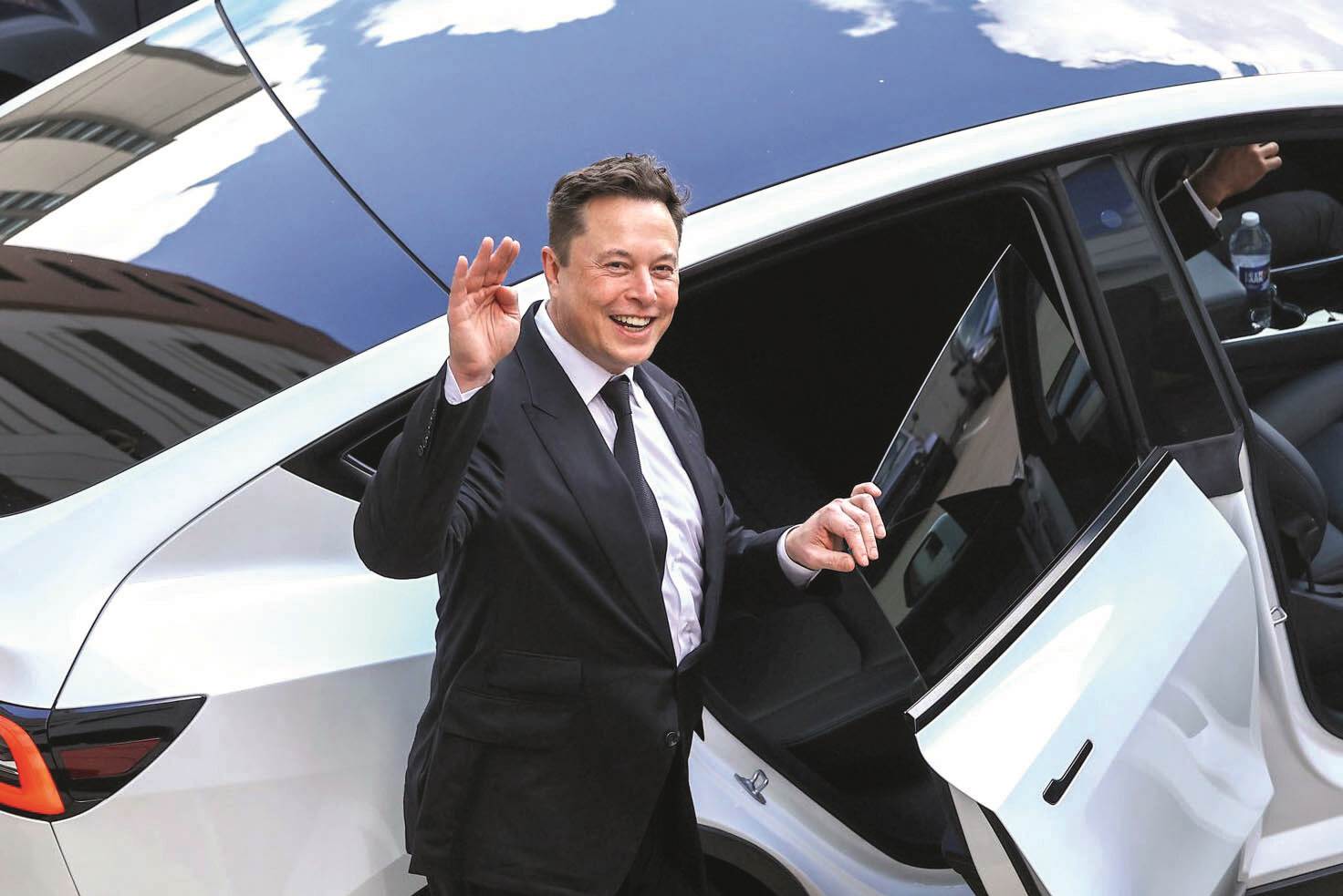 Elon Musk mase ispred auta