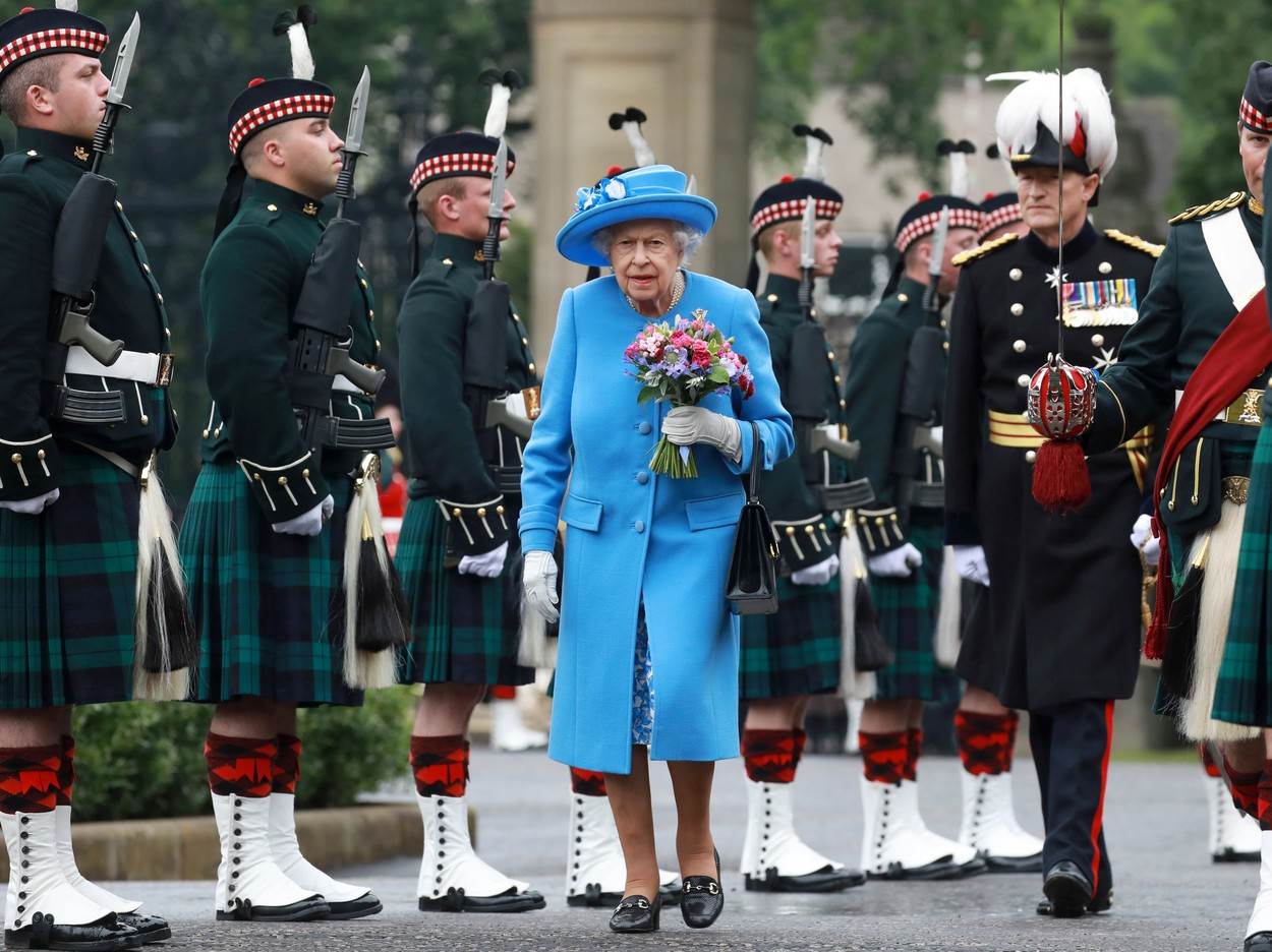 Kraljica nasmijala javnost tijekom razgovora s turistima