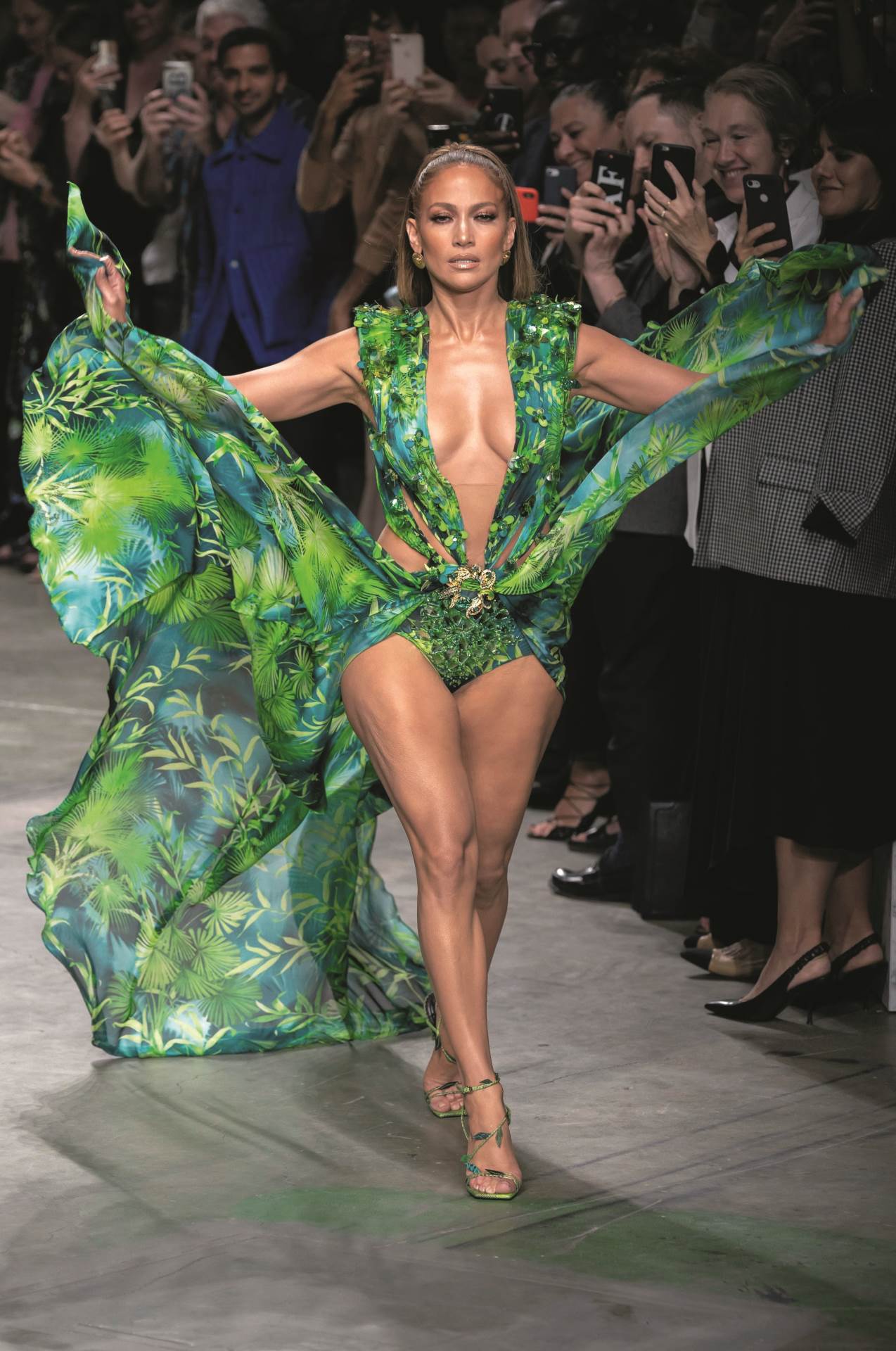 J. Lo na modnoj reviji pokazuje svoju savršenu formu u zelenoj haljini