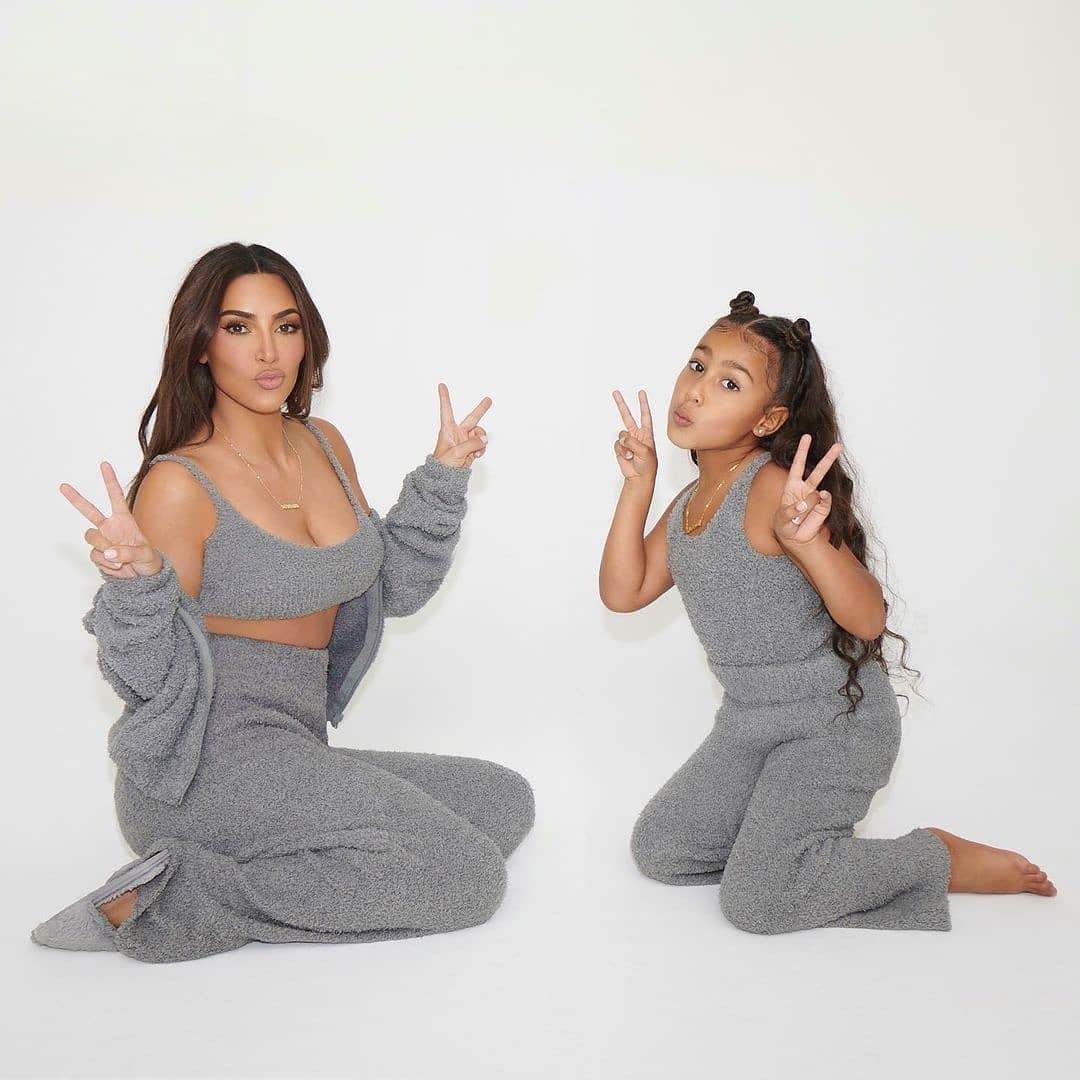 Kim Kardashian West i North West poziraju na fotografiji
