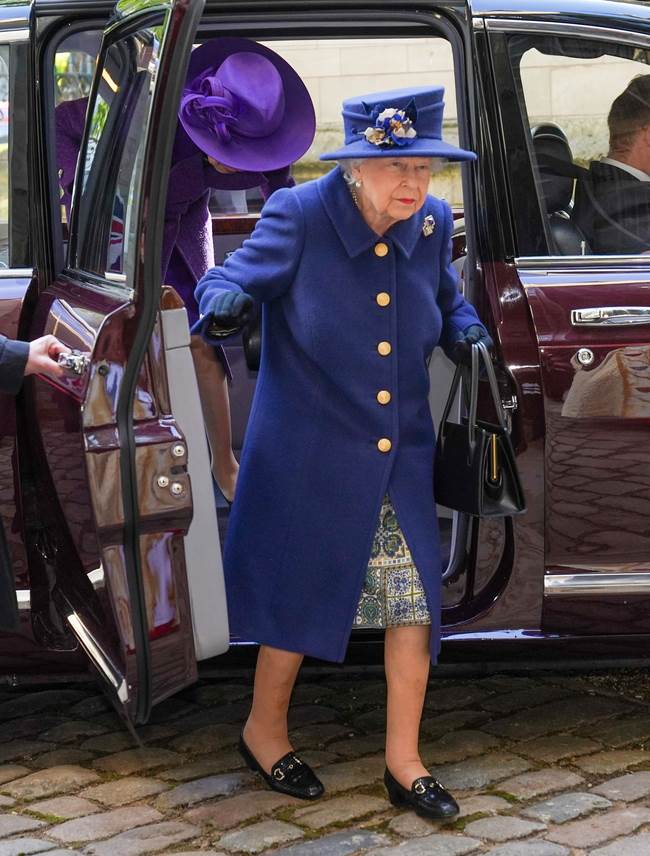 Kraljica Elizabeta II. torbicom daje do znanja kada je kraj duženja