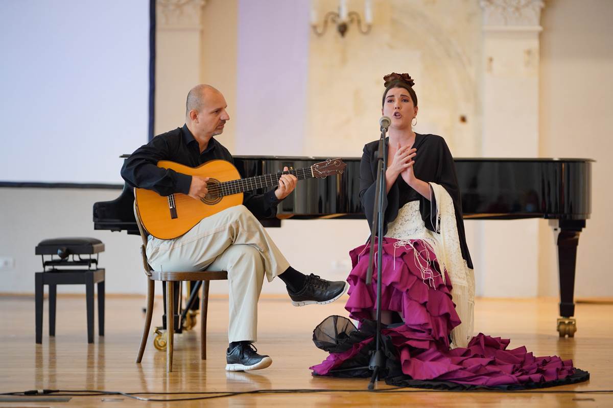 Elle Boutique su glazbenim nastupom začinili flamenco pjevačica Nina Ćorić i gitarist Goran Žegarac