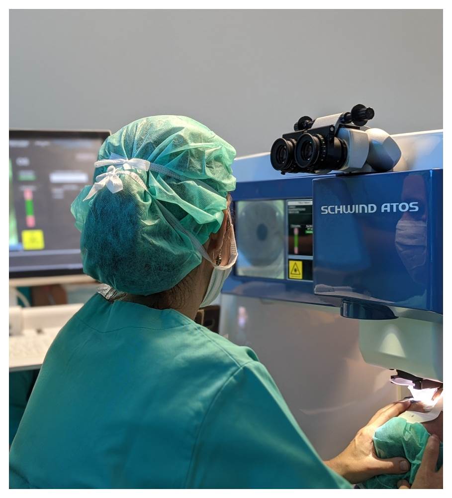Doc. dr. sc. Maja Bohač tijekom operacije na na najnovijem laseru Schwind ATOS