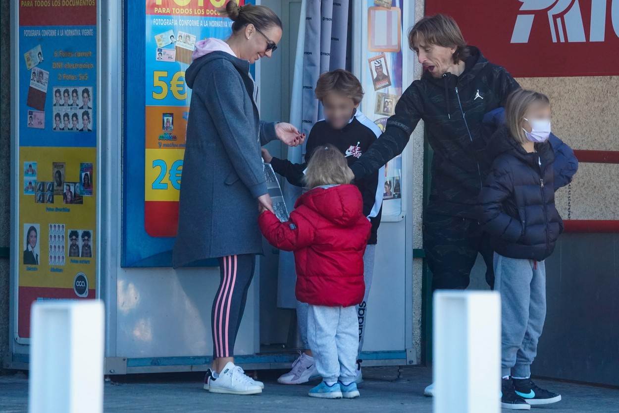 Luka Modrić i Vanja Modrić u šetnji s djecom u Madridu