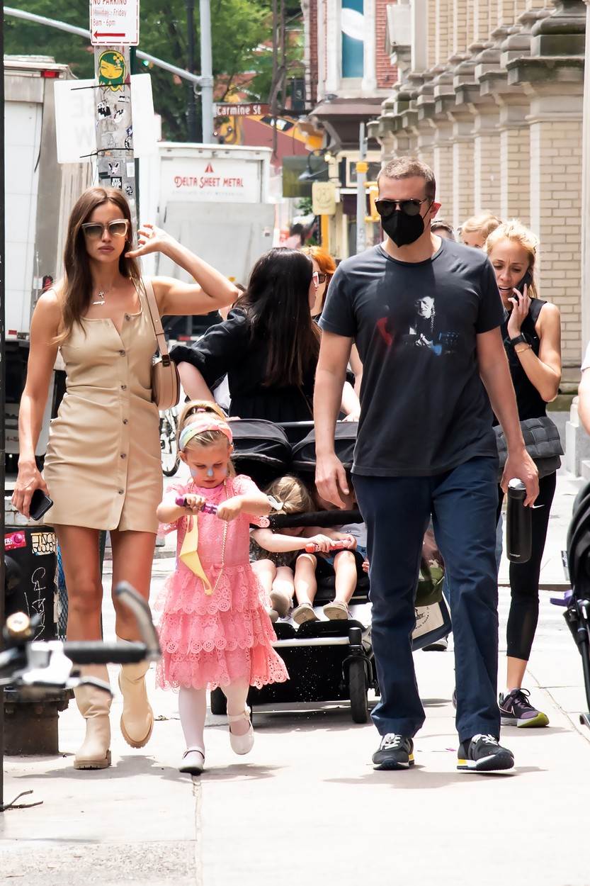 Bradley Cooper i Irina Shayk u šetnji s kćerkicom