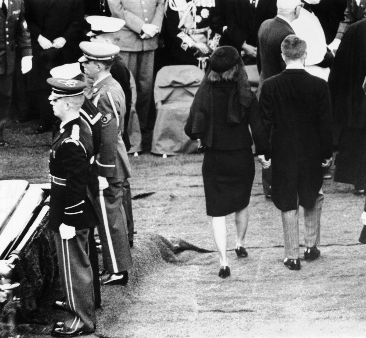Jacqueline Kennedy i Bobby Kennedy na sprovodu Johna F. Kennedyja
