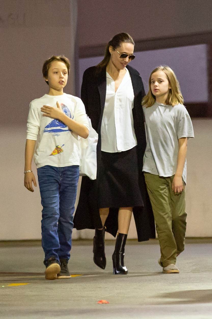 Vivienne i Knox Jolie Pitt s majkom Angelinom