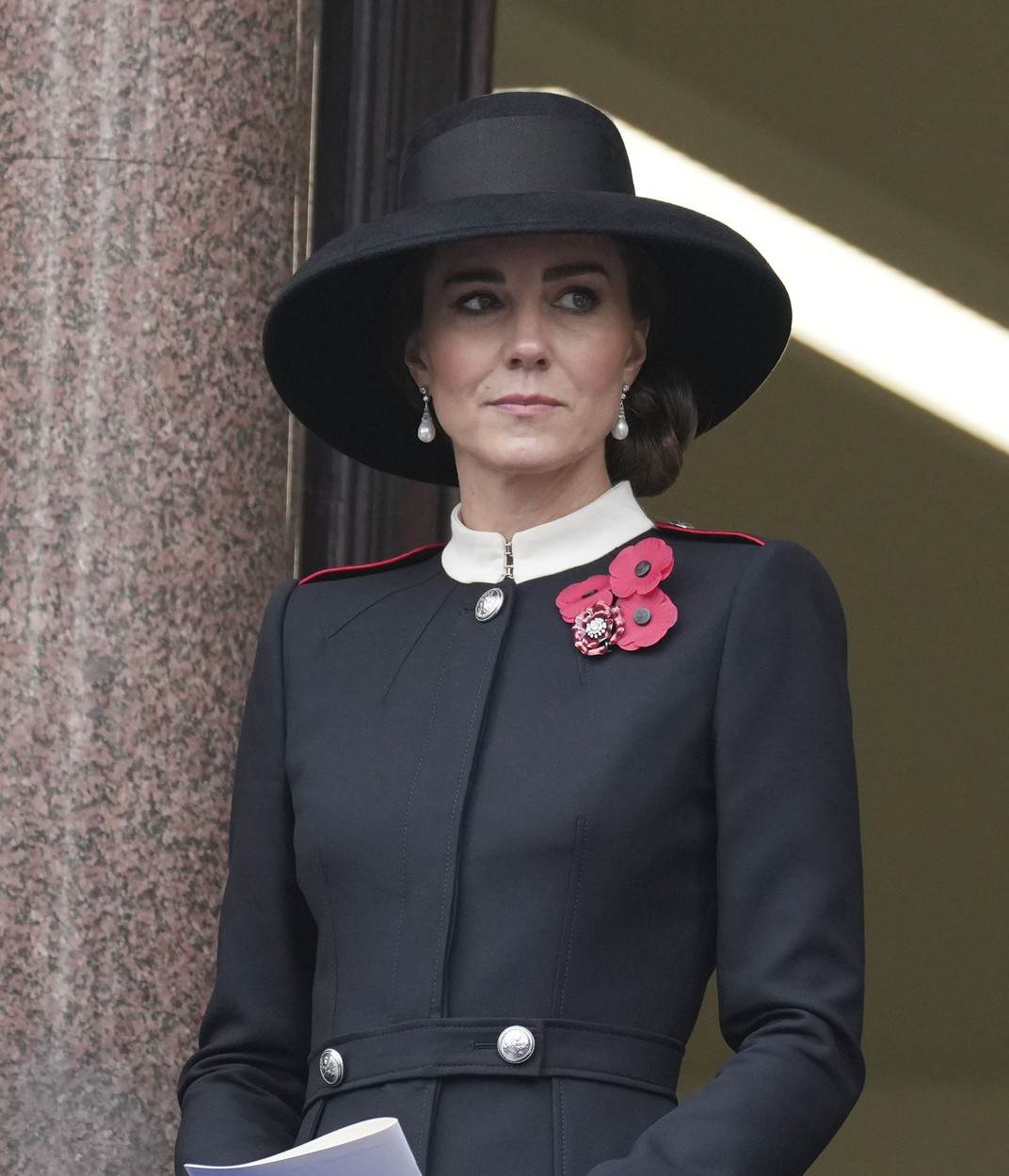 Kate Middleton u kaputu s brošom maka i šeširu