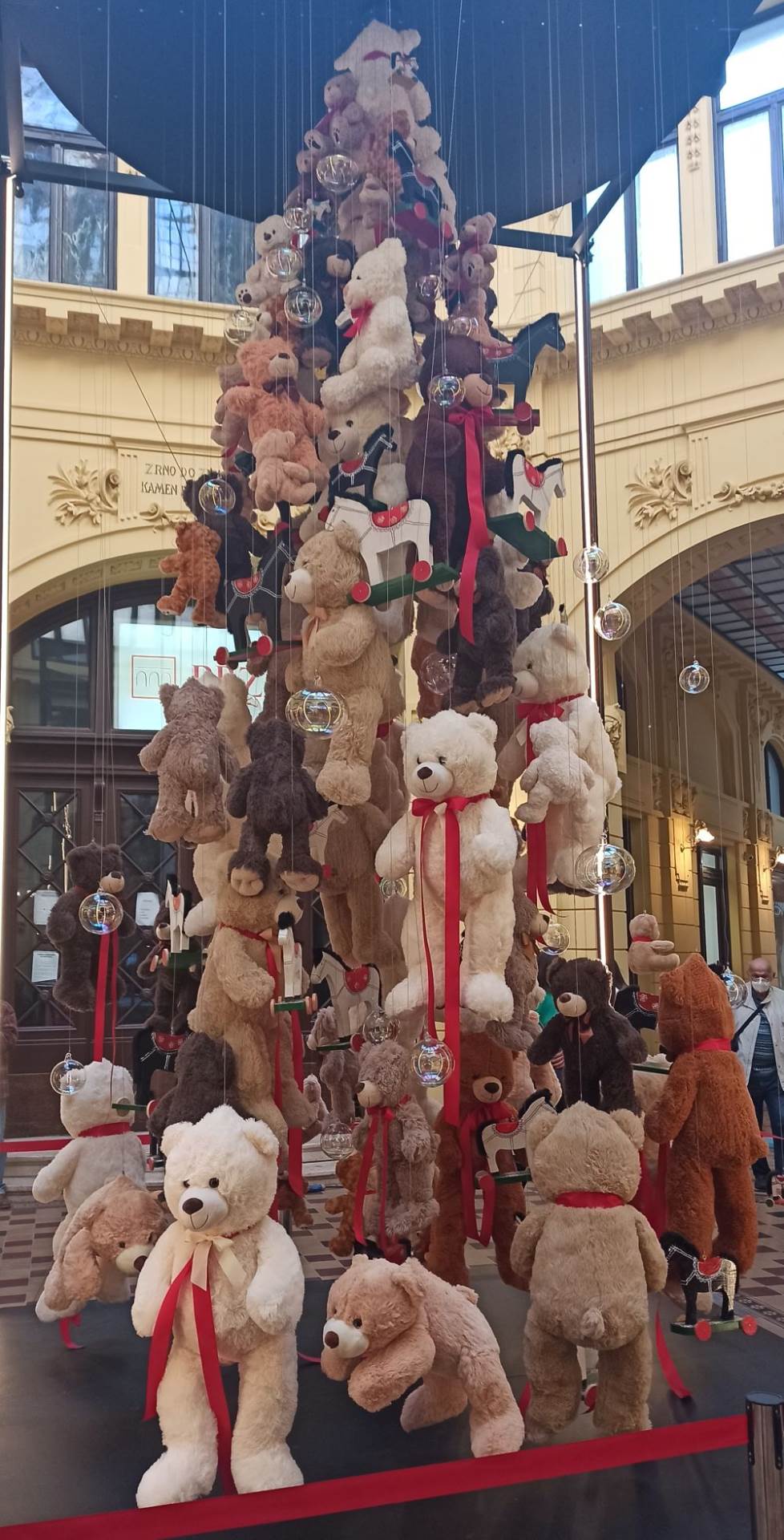 Božićno drvce ukrašeno plišanim medvjedićima u zagrebačkom Oktogonu