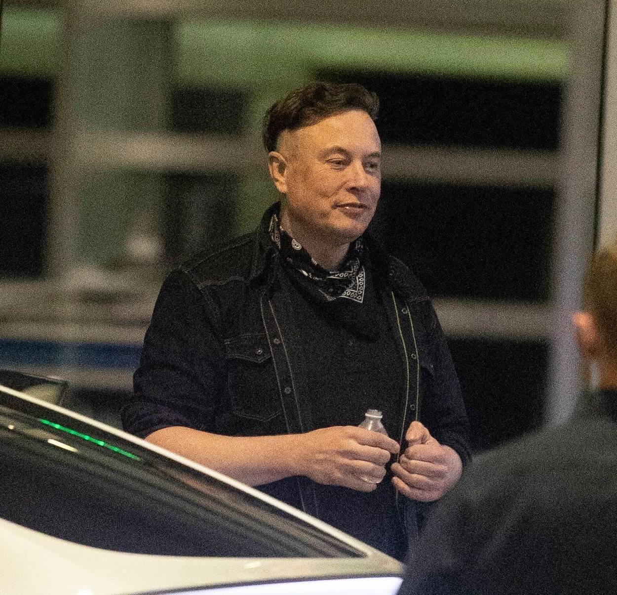 Elon Musk ima mohawk frizuru.