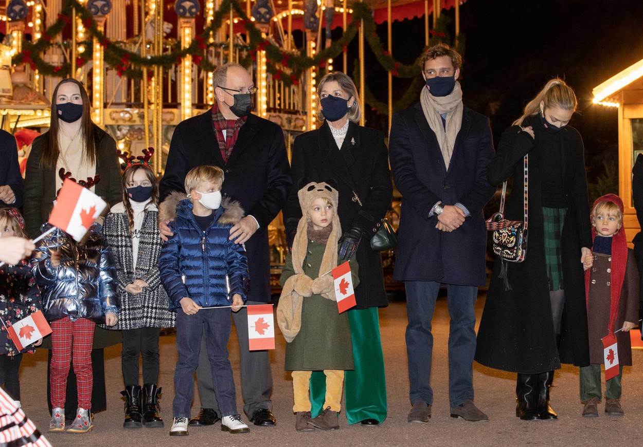 Princ Albert s obitelji na otvorenju božićnog sela u Monaku