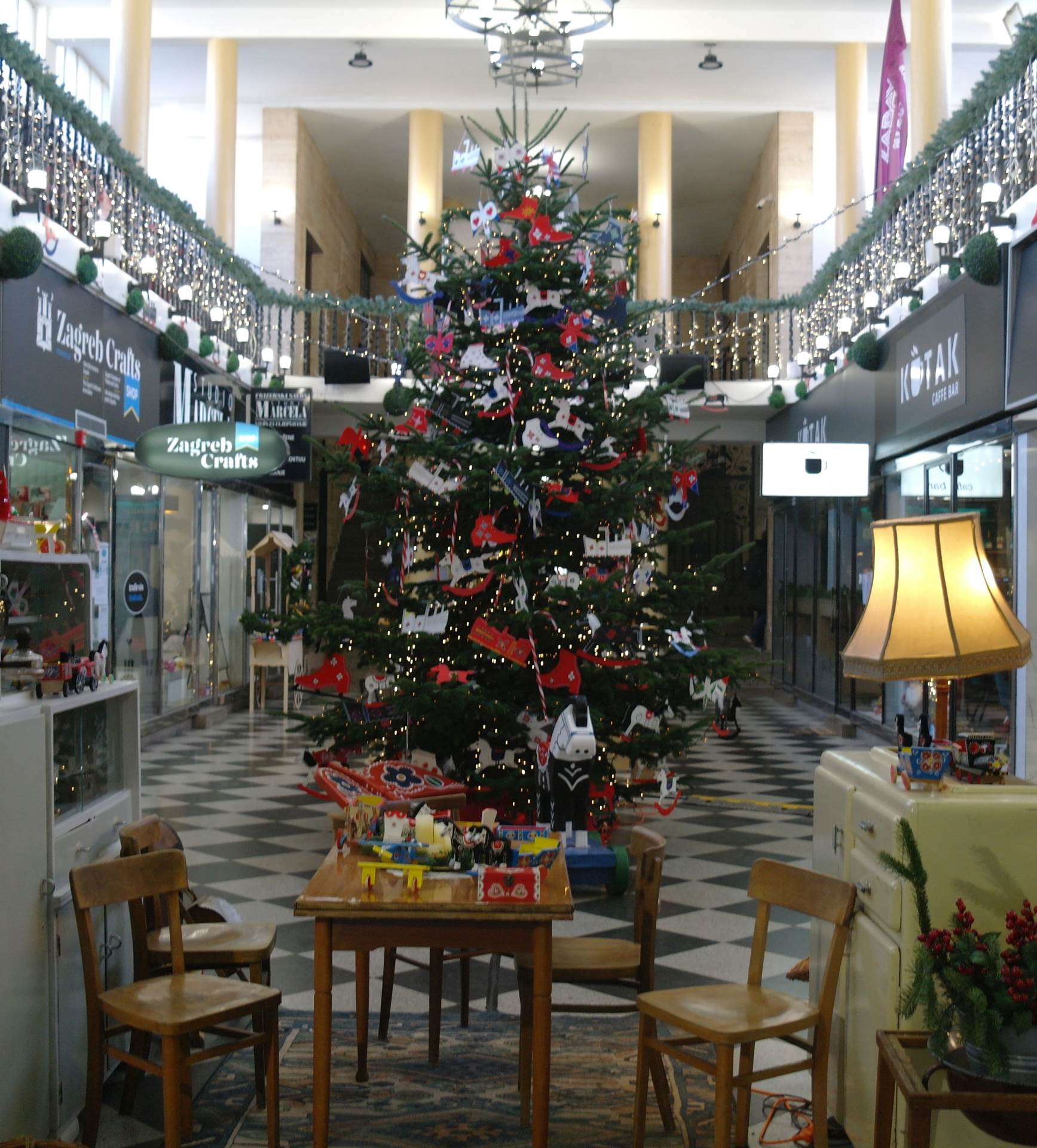 Božićno drvce ukrašeno tradicionalnim drvenim igračkama u prolazu Matice hrvatskih obrtnika