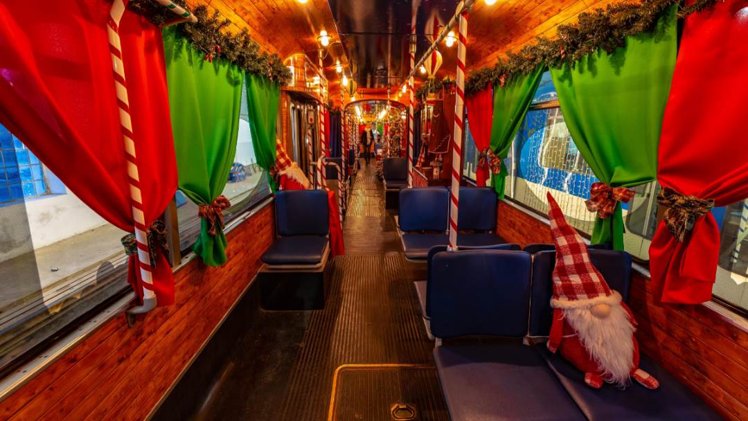 Božićni tramvaj u Osijeku oduševljava građane