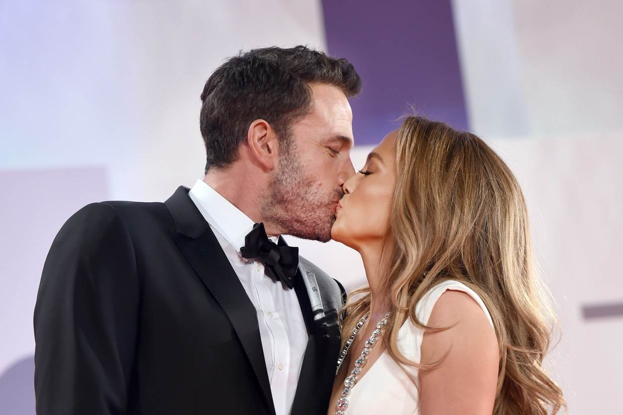 Poljubac Bena Afflecka i Jennifer Lopez