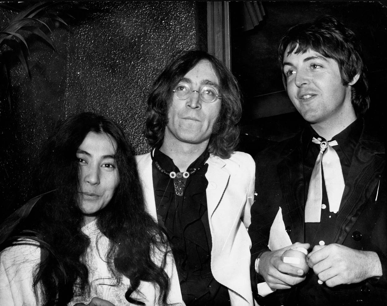 Yoko Ono, John Lennon i Paul McCartney poziraju
