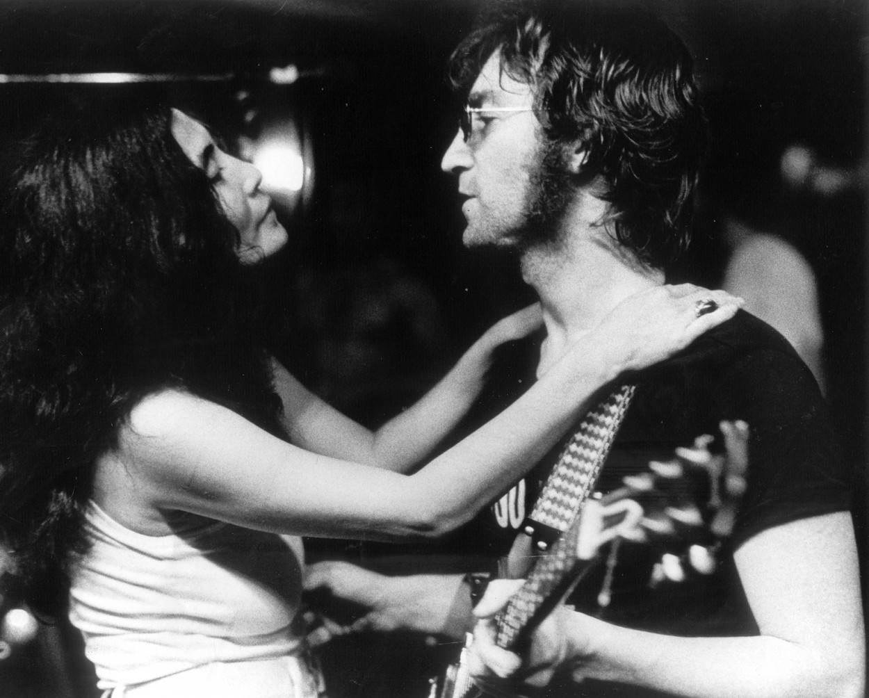 Yoko Ono i John Lennon plešu