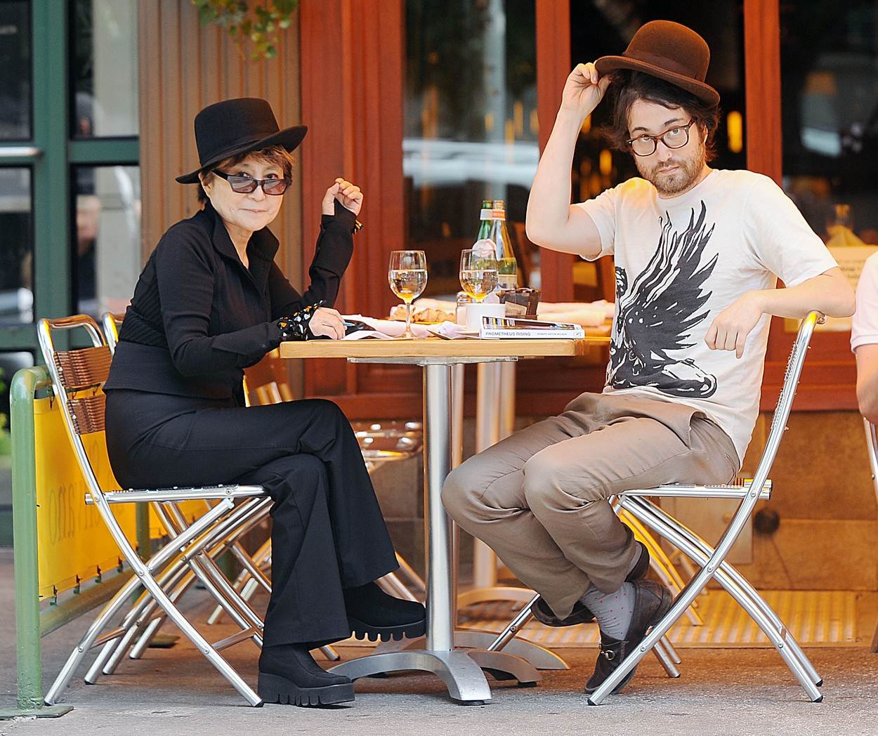 Yoko Ono i Sean Lennon u restoranu