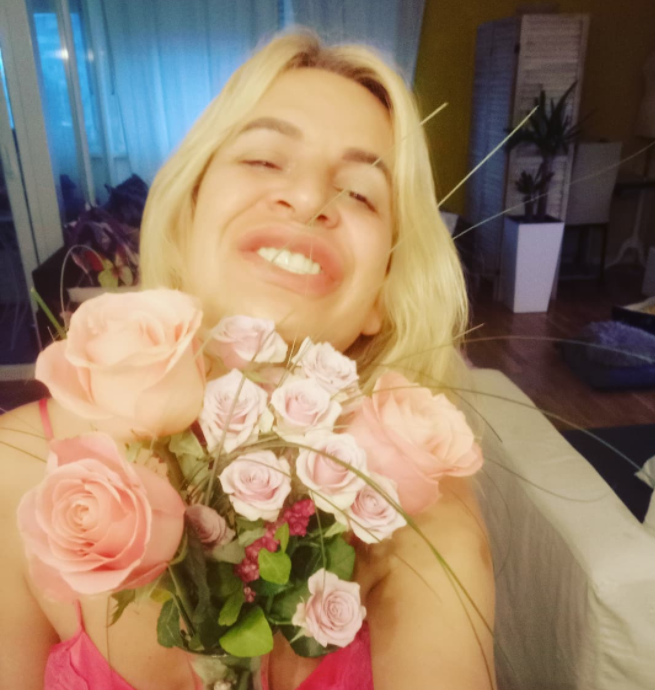 Romana Taylor pozira sa cvijećem
