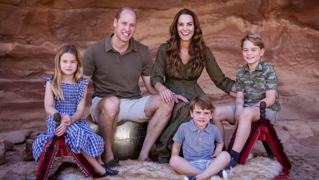 Princ William i Kate Middleton pozirali su s djecom u Jordanu za prošlogodišnju čestitku