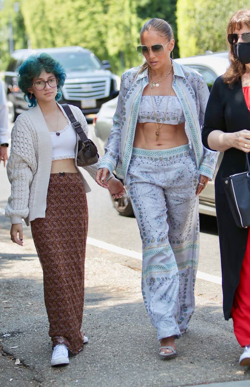 Emme Maribel Muñiz i Jennifer Lopez u šetnji