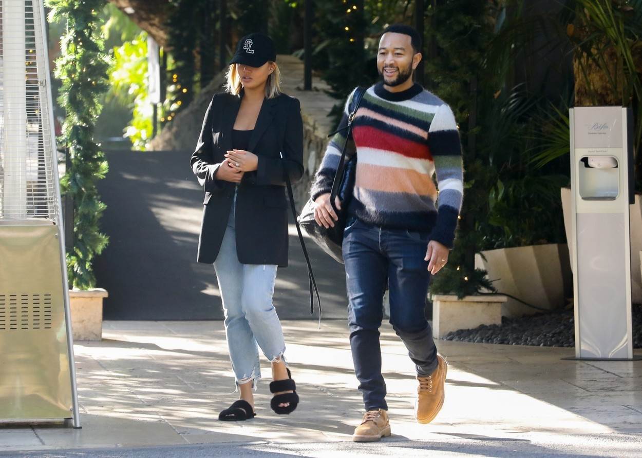 Chrissy Teigen u papučama s krznom i John Legend snimljeni na ulici